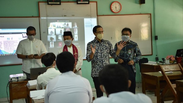 Potret Gembira Nadiem Tinjau Sekolah Tatap Muka di Jakarta Timur
