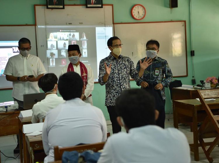 Potret Gembira Nadiem Tinjau Sekolah Tatap Muka di Jakarta Timur