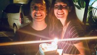 Saat Dimas Anggara ulang tahun, Nadine memang kerap memberikan surprise kecil. Sebuah cake mungil dengan lilin ini jadi kado buat Dimas. Foto: Instagram @nadinelist