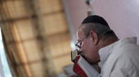 Meski begitu, kembali berkuasanya Taliban di Afghanistan membuat nasib Simentov menjadi sorotan dan menimbulkan kekhawatiran rekan-rekan komunitasnya. Salah satunya Moti Kahana, seorang pengusaha Israel-Amerika Serikat yang menjalankan kelompok keamanan swasta dan turut membantu mengorganisir proses evakuasi orang-orang dari Afghanistan. Kahana mengatakan telah memperingatkan Simentov terkait berkuasanya Taliban di Afghanistan. Terlebih pascaledakan bom di Afghanistan beberapa waktu lalu yang disebut diprakarsai oleh ISIS. Kahana memperingatkan Simentov bahwa ia berisiko dibunuh oleh kelompok ISIS yang jauh lebih radikal.