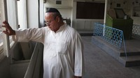 Dalam file foto 29 Agustus 2009, Zebulon Simentov, yang dikenal sebagai orang Yahudi terakhir di Afghanistan menutup jendela sinagog yang dirawatnya di tempat tinggalnya yang berada di kawasan Kabul, Afghanistan.