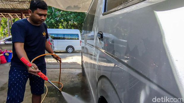 Pandemi COVID-19 berdampak terhadap pengusaha rental mobil dan sopir travel wisata di Kulon Progo, DIY, Jumat (10/9/2021).