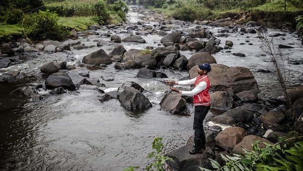 Di sebagian besar negara, memancing adalah hobi yang dianggap biasa saja. Namun di Kenya, memancing dianggap sebagai hobi yang terlalu kulit putih, aneh dan bahkan dipandang sebagai hobi sisa-sisa penjajahan kolonial. (Luis Tato/AFP) Di sebagian besar negara, memancing adalah hobi yang dianggap biasa saja. Namun di Kenya, memancing dianggap sebagai hobi yang terlalu kulit putih, aneh dan bahkan dipandang sebagai hobi sisa-sisa penjajahan kolonial. (Luis Tato/AFP)