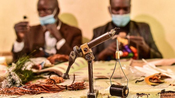 Kenya bahkan menghasilkan umpan fly fishing terbaik di dunia selama beberapa dekade terakhir. Umpan ini telah digunakan para nelayan dari Norwegia hingga Selandia Baru. Tidak ada data resmi, namun satu dari tiga umpan pancing yang digunakan di Eropa berasal dari Kenya. (Luis Tato/AFP) Kenya bahkan menghasilkan umpan fly fishing terbaik di dunia selama beberapa dekade terakhir. Umpan ini telah digunakan para nelayan dari Norwegia hingga Selandia Baru. Tidak ada data resmi, namun satu dari tiga umpan pancing yang digunakan di Eropa berasal dari Kenya. (Luis Tato/AFP)