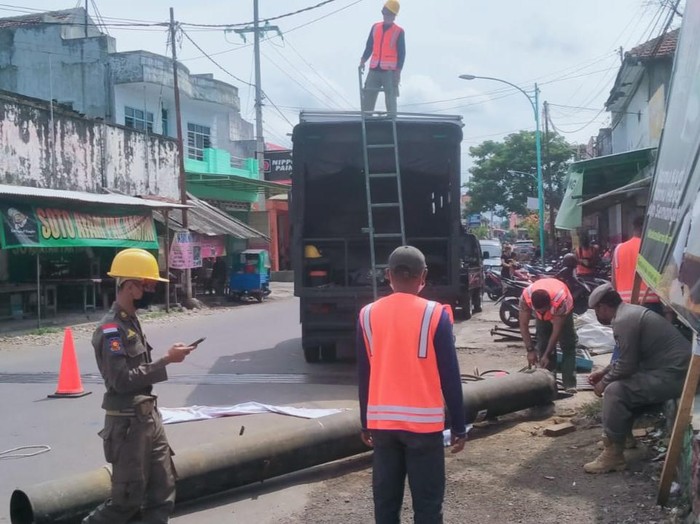 Satpol PP di Banyuwangi dilaporkan menjual besi baliho. Dugaan itu muncul setelah Satpol PP tersebut membongkar baliho Puan Maharani.