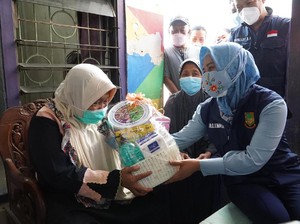 Jumat Barokah, Wali Kota Mojokerto Beri Bantuan ke Lansia Kurang Mampu