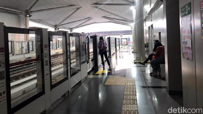 LRT Jakarta Kelapa Gading-Velodrome sepi saat penerapan PPKM level 3. Naik LRT ini serasa milik sendiri, Begini penampakannya.