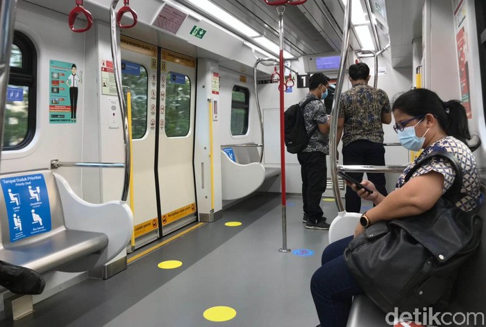 LRT Jakarta Kelapa Gading-Velodrome sepi saat penerapan PPKM level 3. Naik LRT ini serasa milik sendiri, Begini penampakannya.