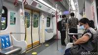 Tempat duduk yang telah disediakan pun telah berjarak serta bertanda silang untuk tempat duduk yang dilarang ditempati. Di beberapa titik kereta dan stasiun terdapat hand sanitizer untuk pengguna jalan.