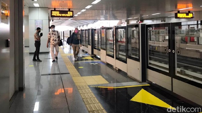 LRT Jakarta Kelapa Gading-Velodrome sepi saat penerapan PPKM level 3. Naik LRT ini serasa milik sendiri, Begini penampakannya.