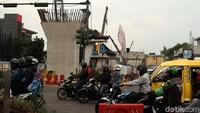 Tiang-tiang penyangga tampak sudah berdiri.