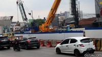 Tampak alat berat terus bekerja menyelesaikan pembangunan flyover.