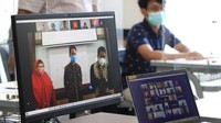 Momen mahasiswa FEB UNS yang sedang mengikuti perkuliahan secara daring melalui Zoom Cloud Meeting dikagetkan oleh Gibran Rakabuming Raka yang tiba-tiba muncul di layar dan menyapa mahasiswa. (Foto: Dok. Humas UNS)