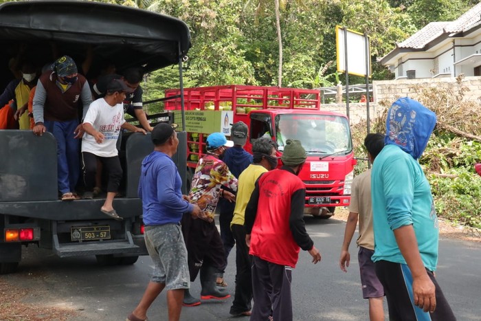 Petugas dan Nelayan Pacitan Serentak Simulasi Mitigasi Gempa dan Tsunami