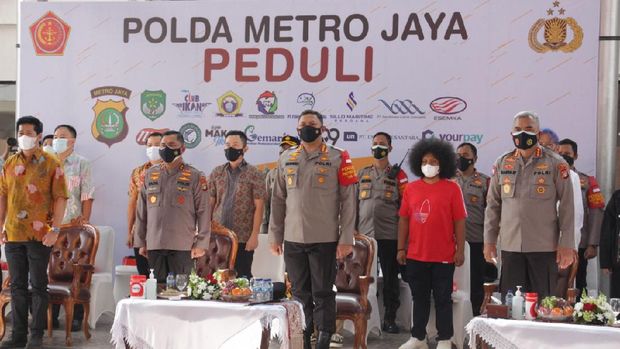 Polda Metro bagikan 70.000 kaleng ikan olahan ke warga terdampak COVID-19