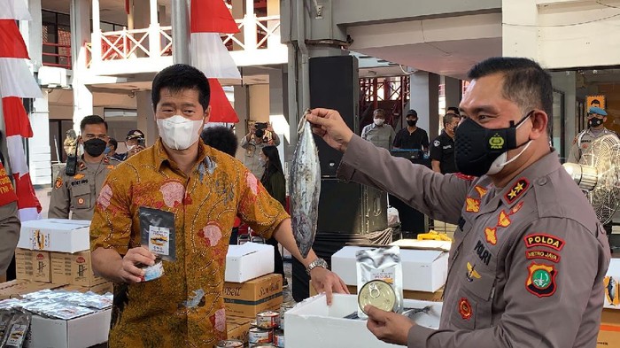 Polda Metro salurkan 70.000 kaleng ikan olahan ke warga terdampak COVID, Jumat (10/9/2021).