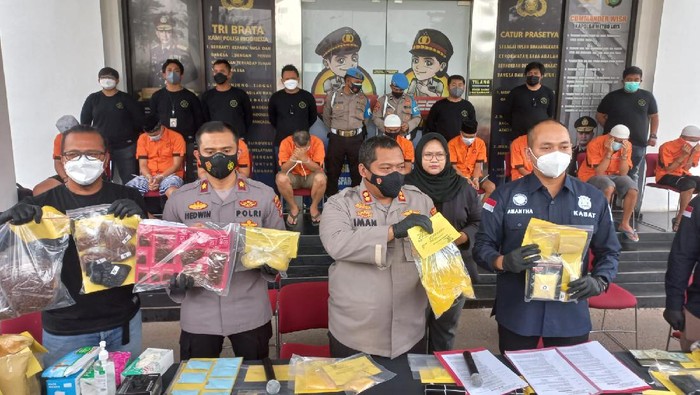 Polisi bongkar pabrik tembakau sintetis di Tangerang Selatan (Rakha/detikcom)