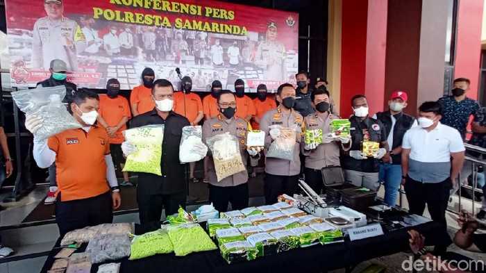 Polresta Samarinda menggagalkan peredaran 25 kg sabu dan 29.671 butir ekstasi dari Surabaya, Jatim. Enam orang ditangkap (Budi K/detikcom)