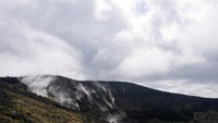 Di bagian puncak gunungnya berbentuk kerucut atau kawah. Asap belerang masih mengudara hingga sekarang. Di sanalah paling sering jadi lokasi bunuh diri! (Getty Images/iStockphoto)