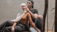 Tampak Putri Anne bersandar ke sang suami. Foto: Instagram: @arya.saloka