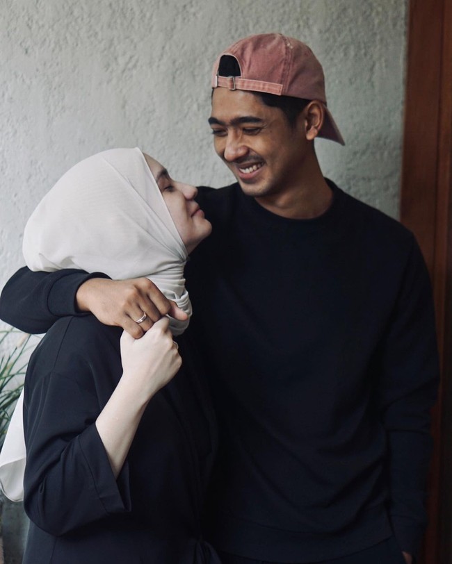 Sebelum banyak diterpa gosip miring, rumah tangga Arya dan Anne tampak harmonis. Keduanya kerap berpose dan menghabiskan waktu bersama dengan anak mereka. Foto: Instagram: @putriannesaloka