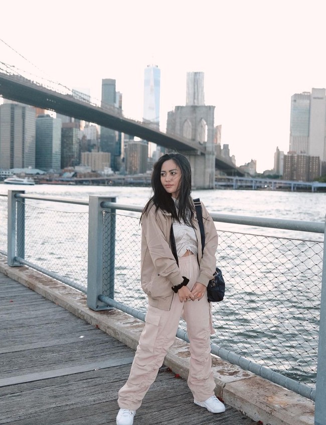 Rachel Vennya berangkat ke Amerika Serikat atas undangan dari brand lokal Erigo yang memamerkan koleksinya di New York Fashion Week. Selama berada di New York, Rachel pun kerap bergaya dengan busana dari Erigo. Foto: Instagram/@rachelvennya