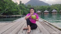 Menikmati Es Kelapa Muda di Dermaga Kayu