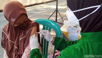 Salah satu pelajar SMP N 1 Blora yang mengikuti vaksinasi merasa senang bisa mendapatkan imunisasi. Karena dalam waktu dekat ia juga akan mulai mengikuti pembelajaran tatap muka terbatas di sekolahnya.