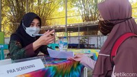 Sebelum divaksinasi, para pelajar ini harus melakukan cek kesehatan, wawancara, screning dan kemudian dilakukan penyuntikan vaksin hingga mendapatkan sertifikat.