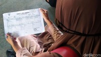 Total vaksin yang tersedia di SMP N 1 Blora itu berjumlah 597 dosis dengan jenis vaksin Sinovac. Tak lupa, para pelajar juga membawa beberapa kelengkapan persyaratan seperti foto kopi kartu keluarga.