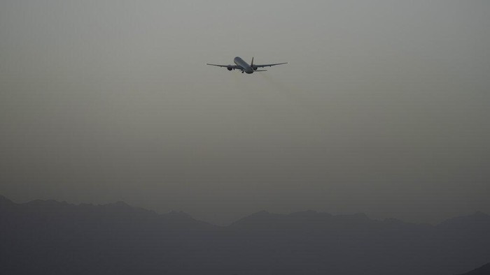 Taliban izinkan 200 warga sipil AS dan negara lainnya tinggalkan Afghanistan. Ratusan warga sipil itu diterbangkan dari bandara Kabul Kamis (9/9) waktu setempat