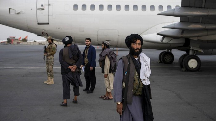 Taliban izinkan 200 warga sipil AS dan negara lainnya tinggalkan Afghanistan. Ratusan warga sipil itu diterbangkan dari bandara Kabul Kamis (9/9) waktu setempat