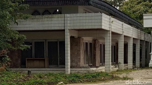 Rehabilitasi rumah dinas (rumdin) Bupati Labuhanbatu senilai Rp 5,3 miliar yang dikerjakan sejak 2019 mandek. Jaksa akan mengusut. (Ahmad FIM/detikcom)