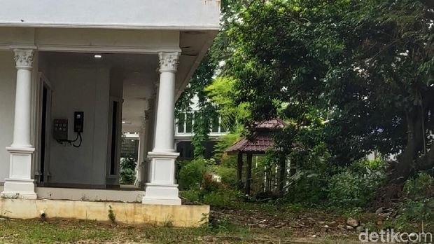 Rehabilitasi rumah dinas (rumdin) Bupati Labuhanbatu senilai Rp 5,3 miliar yang dikerjakan sejak 2019 mandek. Jaksa akan mengusut. (Ahmad FIM/detikcom)