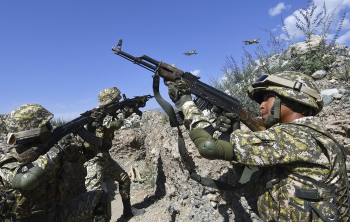 Respon Situasi Afghanistan, Negara Tetangga Latihan Militer Bersama A Kyrgyzstan's soldier shoots from a portable air-defense system during a joint military exercises at the Edelweiss training ground, about 180 kilometers (113 miles) southeast of Bishkek, Kyrgyzstan, Thursday, Sept. 9, 2021. Joint military exercises of the Collective Security Treaty Organization (CSTO) countries, including Russia, Kyrgyzstan and others, are being held in the Edelweiss range in Kyrgyzstan amid the situation in Afghanistan. (AP Photo/Vladimir Voronin)