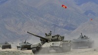Tank tempur diterjunkan dalam latihan militer bersama ini.