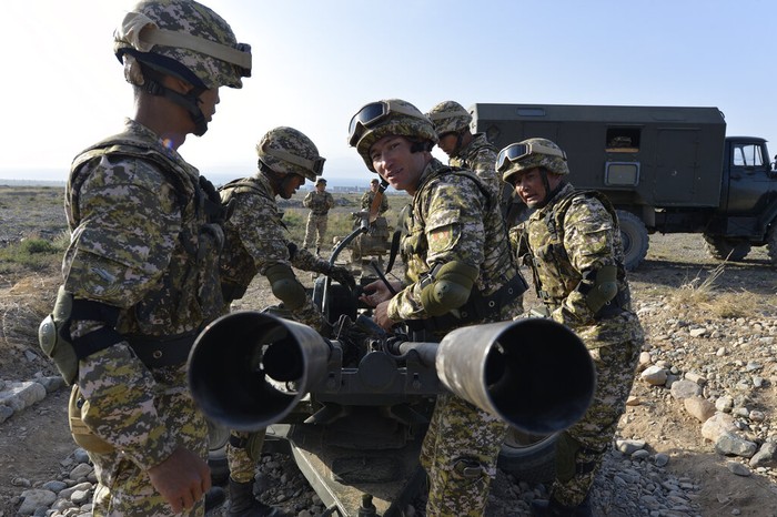 Respon Situasi Afghanistan, Negara Tetangga Latihan Militer Bersama A Kyrgyzstan's soldier shoots from a portable air-defense system during a joint military exercises at the Edelweiss training ground, about 180 kilometers (113 miles) southeast of Bishkek, Kyrgyzstan, Thursday, Sept. 9, 2021. Joint military exercises of the Collective Security Treaty Organization (CSTO) countries, including Russia, Kyrgyzstan and others, are being held in the Edelweiss range in Kyrgyzstan amid the situation in Afghanistan. (AP Photo/Vladimir Voronin)