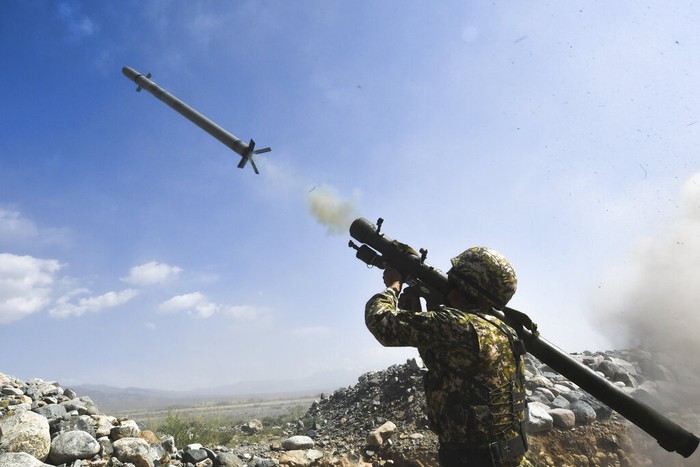 Respon Situasi Afghanistan, Negara Tetangga Latihan Militer Bersama A Kyrgyzstan's soldier shoots from a portable air-defense system during a joint military exercises at the Edelweiss training ground, about 180 kilometers (113 miles) southeast of Bishkek, Kyrgyzstan, Thursday, Sept. 9, 2021. Joint military exercises of the Collective Security Treaty Organization (CSTO) countries, including Russia, Kyrgyzstan and others, are being held in the Edelweiss range in Kyrgyzstan amid the situation in Afghanistan. (AP Photo/Vladimir Voronin)