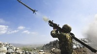 Tentara Kyrgistan bersama sejumlah negara yang tergabung dalam pakta pertahanan Collective Security Treaty Organization (CSTO) menggelar latihan bersama di area pelatihan Edelweiss di Balykchi, sekitar 200 km dari Bishkek di Kyrgyzstan (9/8/2021). Latihan miiter tersebut merespon situasi terkini di Afghanistan. 