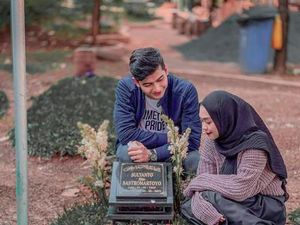 Ria Ricis Nyekar ke Makam Ayah, Kenalkan Teuku Ryan