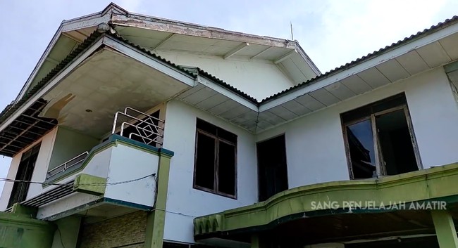 Eksterior rumah tampak tak terurus. Cat mengelupas di mana-mana, plafon juga rontok. Sang pemilik video mengatakan, berdasarkan pengakuan warga sekitar, pemilik rumah tiba-tiba menghilang dan tak pernah kembali. Kabarnya, artis cilik era1990-an Ayu Lestari pernah menghuni rumah ini. (Foto: YouTube/Sang Penjelajah Amatir)