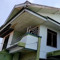 Eksterior rumah tampak tak terurus. Cat mengelupas di mana-mana, plafon juga rontok. Sang pemilik video mengatakan, berdasarkan pengakuan warga sekitar, pemilik rumah tiba-tiba menghilang dan tak pernah kembali. Kabarnya, artis cilik era1990-an Ayu Lestari pernah menghuni rumah ini. (Foto: YouTube/Sang Penjelajah Amatir)