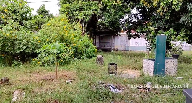 Seperti ini luasnya halaman depan rumah tersebut. Terdapat sebuah sumur yang dicat berwarna mencolok. (Foto: YouTube/Sang Penjelajah Amatir)