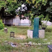 Seperti ini luasnya halaman depan rumah tersebut. Terdapat sebuah sumur yang dicat berwarna mencolok. (Foto: YouTube/Sang Penjelajah Amatir)