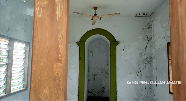 Rumah ini ternyata juga dilengkapi fasilitas musala. Kondisinya pun juga tampak tak terurus. (Foto: YouTube/Sang Penjelajah Amatir)