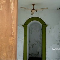 Rumah ini ternyata juga dilengkapi fasilitas musala. Kondisinya pun juga tampak tak terurus. (Foto: YouTube/Sang Penjelajah Amatir)