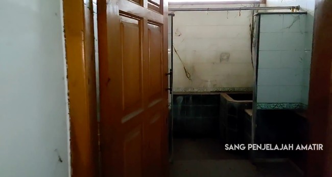 Kondisi kamar mandi yang kini sudah tak terawat. (Foto: YouTube/Sang Penjelajah Amatir)