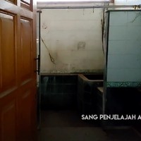 Kondisi kamar mandi yang kini sudah tak terawat. (Foto: YouTube/Sang Penjelajah Amatir)
