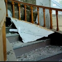 Puing-puing bekas tembok dan plafon mengotori tangga yang dulunya megah. (Foto: YouTube/Sang Penjelajah Amatir)