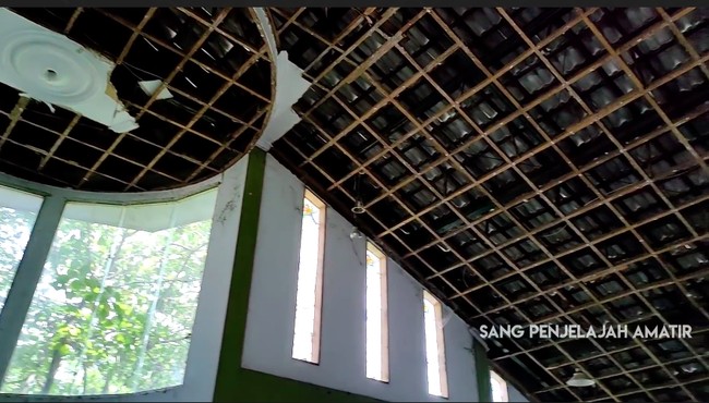 Lapisan plafon menghilang sehingga mengekspos genteng rumah. (Foto: YouTube/Sang Penjelajah Amatir)